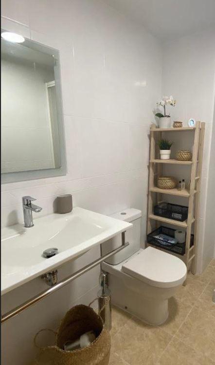 Céntrico apartamento con todo a estrenar en la playa Santa Pola Esterno foto