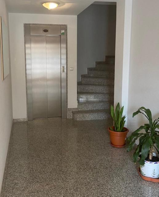 Céntrico apartamento con todo a estrenar en la playa Santa Pola Esterno foto